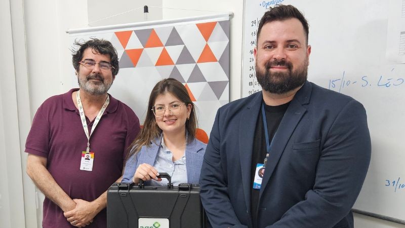Adriano Saraiva, Mitilene Mineiro e Anthony Johann posam para foto durante encontro na sede da Balada Segura em Porto Alegre.
