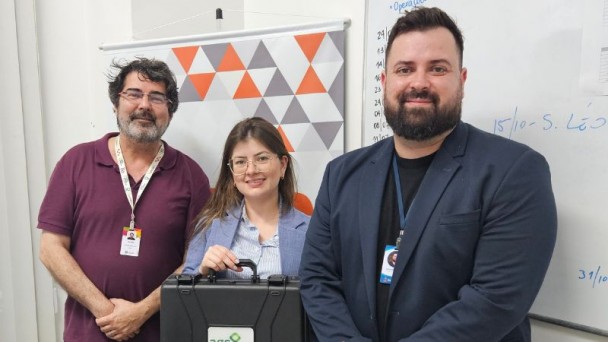 Adriano Saraiva, Mitilene Mineiro e Anthony Johann posam para foto durante encontro na sede da Balada Segura em Porto Alegre.