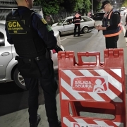 Policial da guarda municipal e do detranrs em abordagem de veículo durante blitz