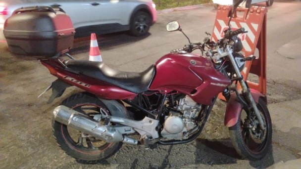 motocicleta vermelha estacionada em blitz da balada segura