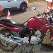 motocicleta vermelha estacionada em blitz da balada segura
